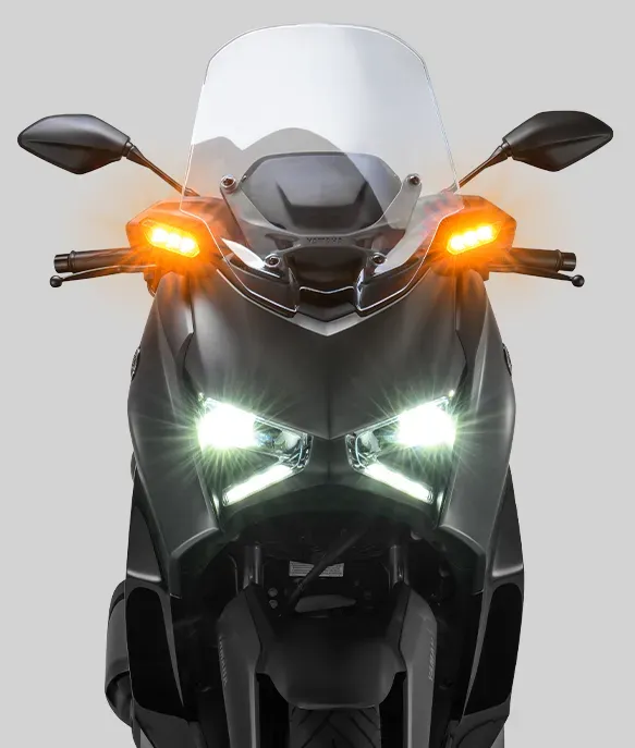 Vista frontal da moto destacando o design do farol LED